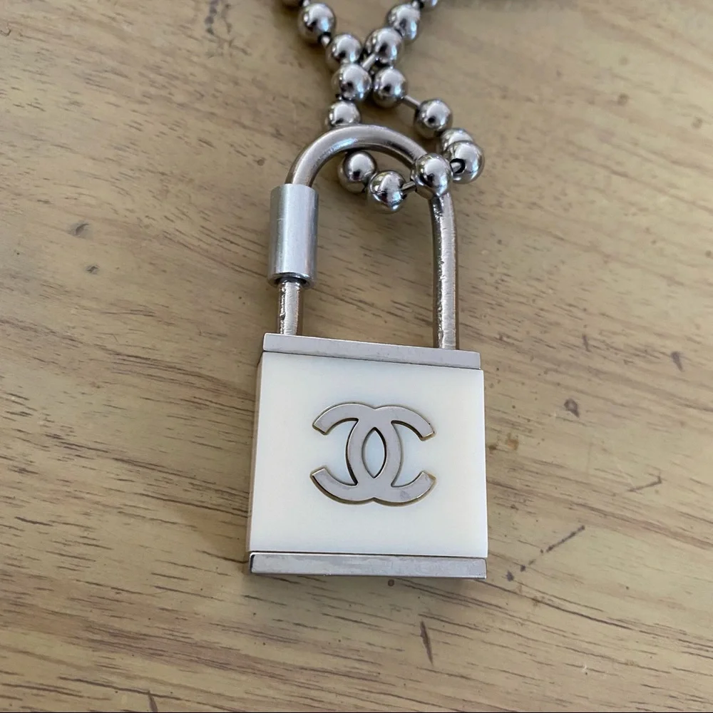 Chanel 02C padlock keychain - Picture 8 of 13